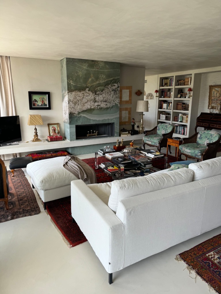 Sala com piso em microcimento